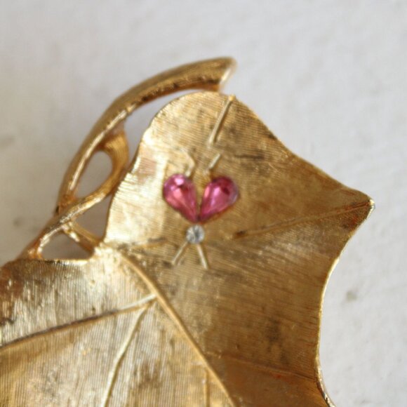 Vintage 1960s Brooch, Gold Tone Leaf with Pink Rhinestones - Picture 3 of 10